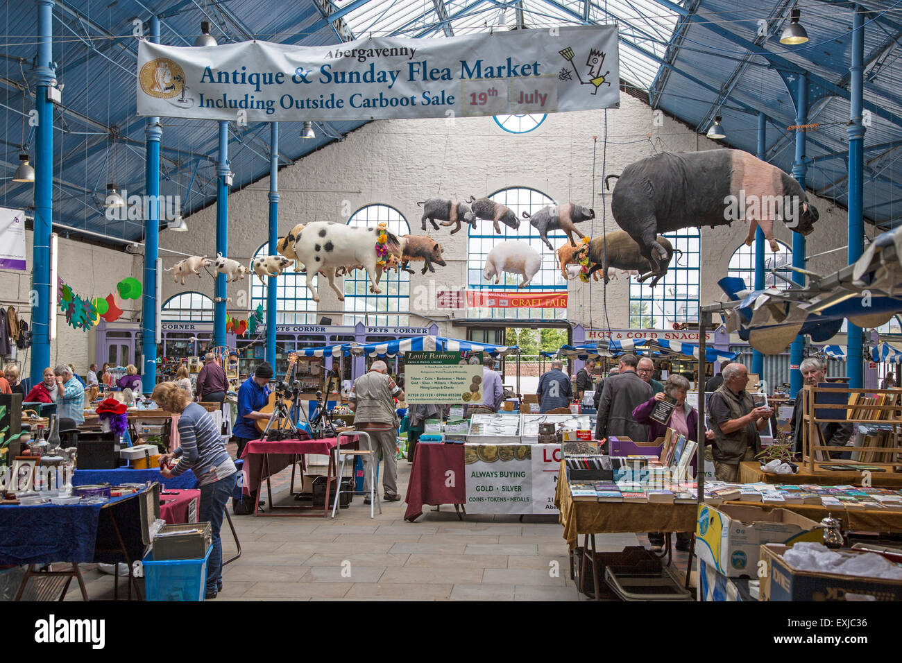 Marché aux puces Marché intérieur Hall Building, Abergavenny, Monmouthshire, South Wales, UK Banque D'Images