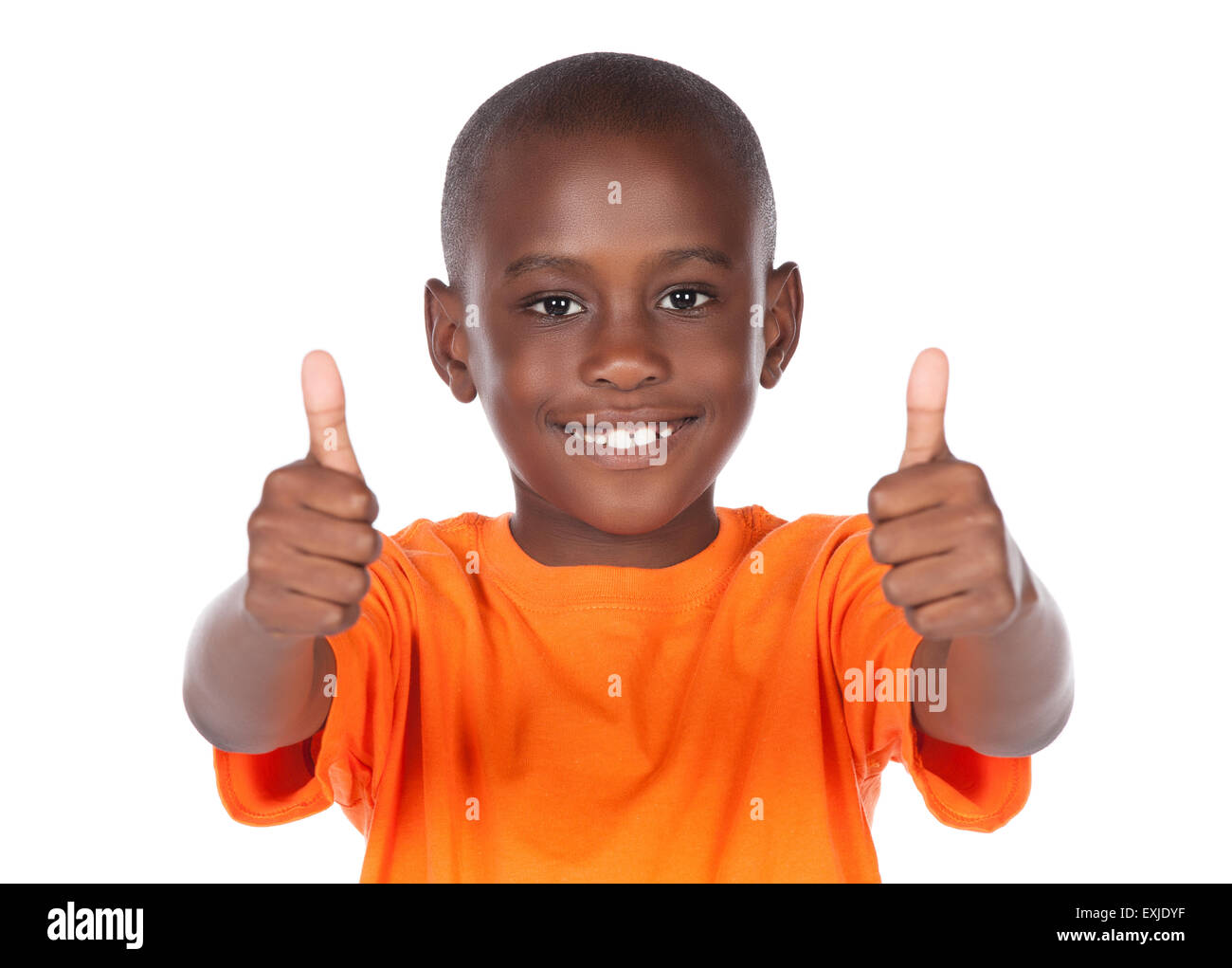 Cute african boy portant un tee-shirt orange. Le garçon est montrant un coup de pouce à l'appareil photo. Banque D'Images