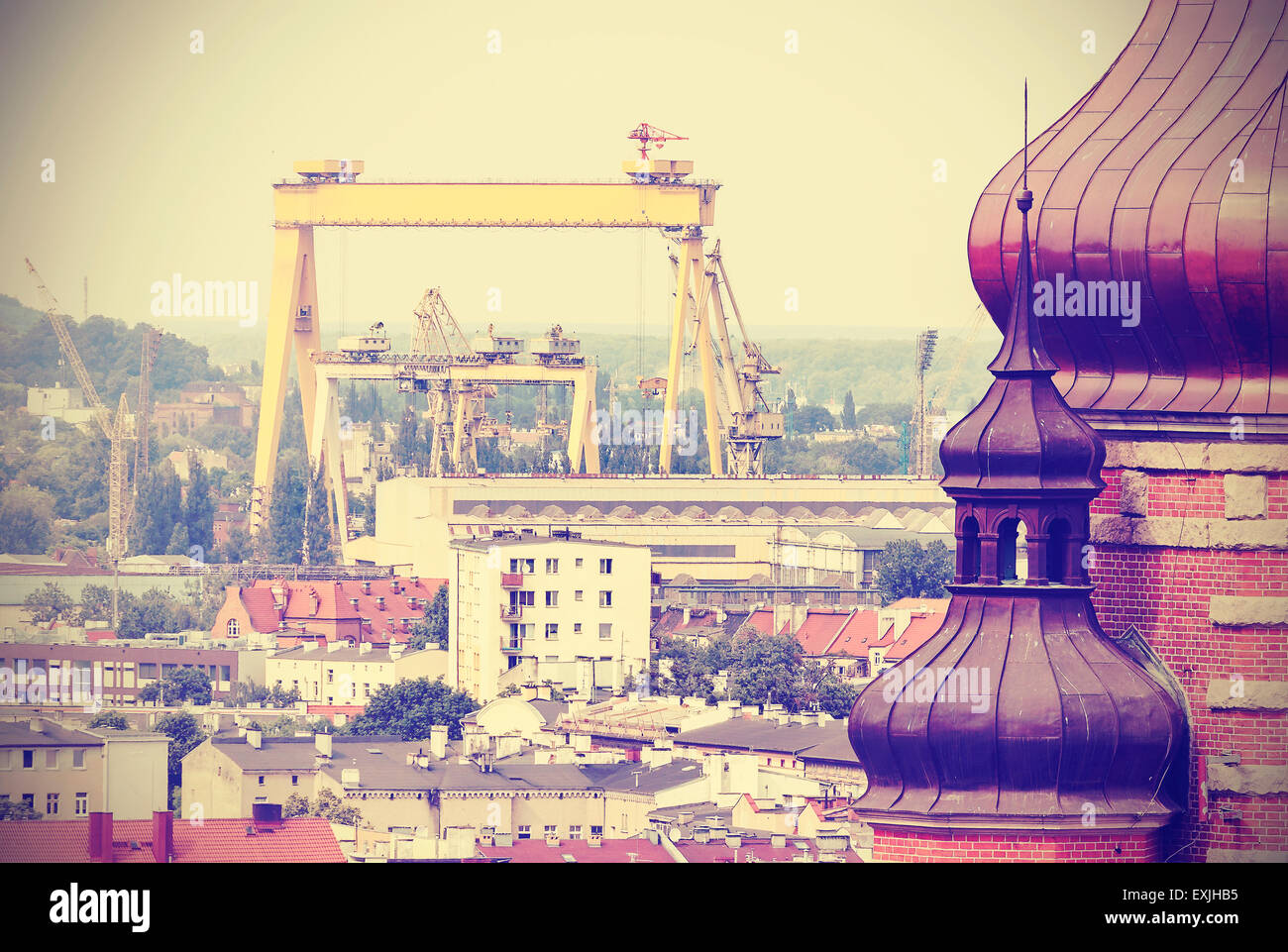 Carte postale rétro de Szczecin, bâtiment historique et contexte industriel, la Pologne. Banque D'Images