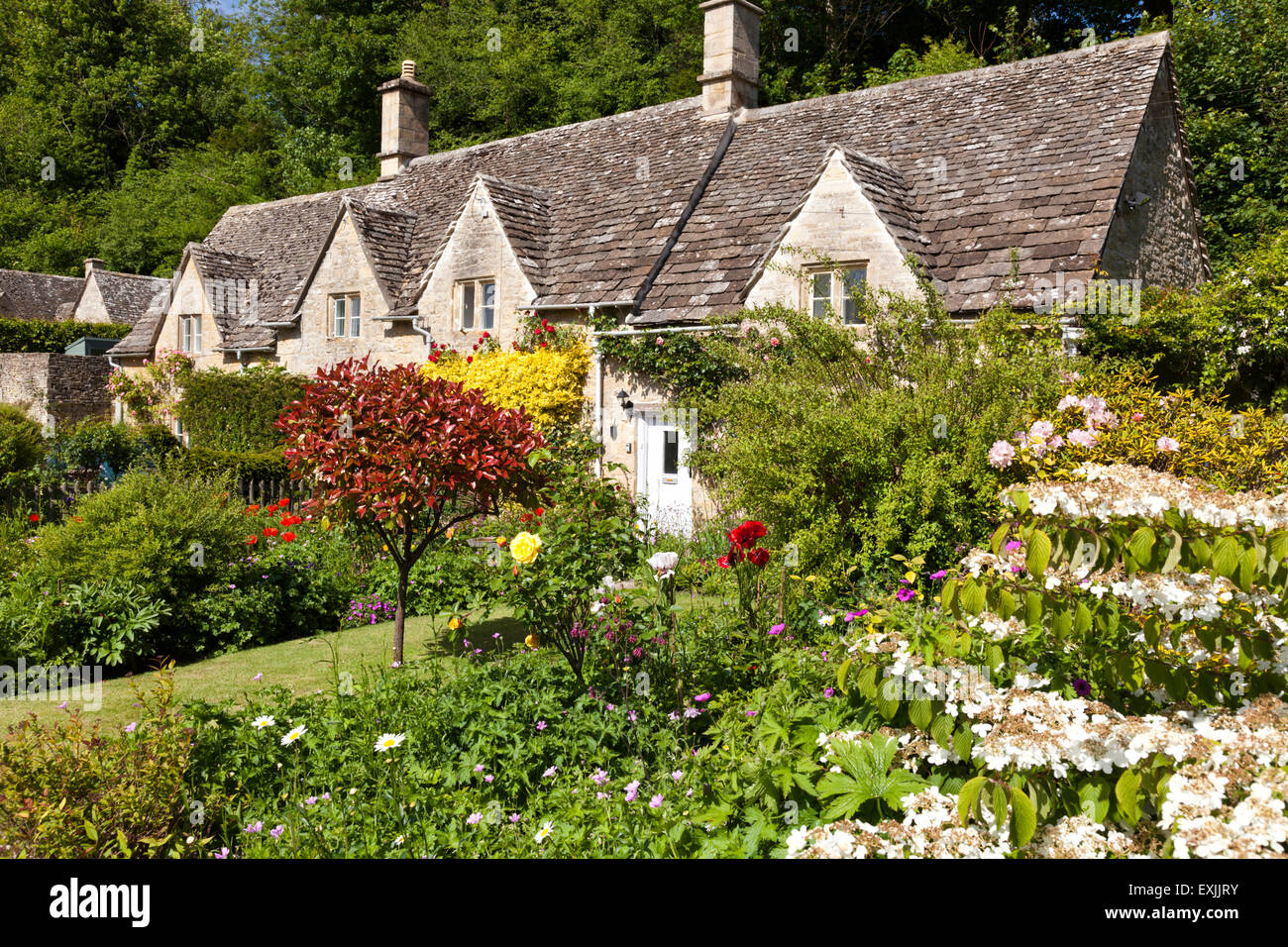 Jardins du cottage dans le village de Cotswold Bibury Gloucestershire, Royaume-Uni Banque D'Images