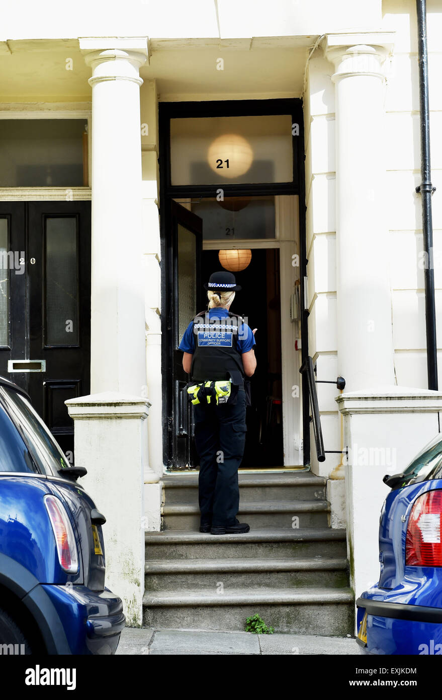 Brighton UK Mardi 14 juillet 2015 - du PCSO lors d'une télévision à Chesham Place de Kemp Town Brighton où un touriste aurait été assassiné . Banque D'Images