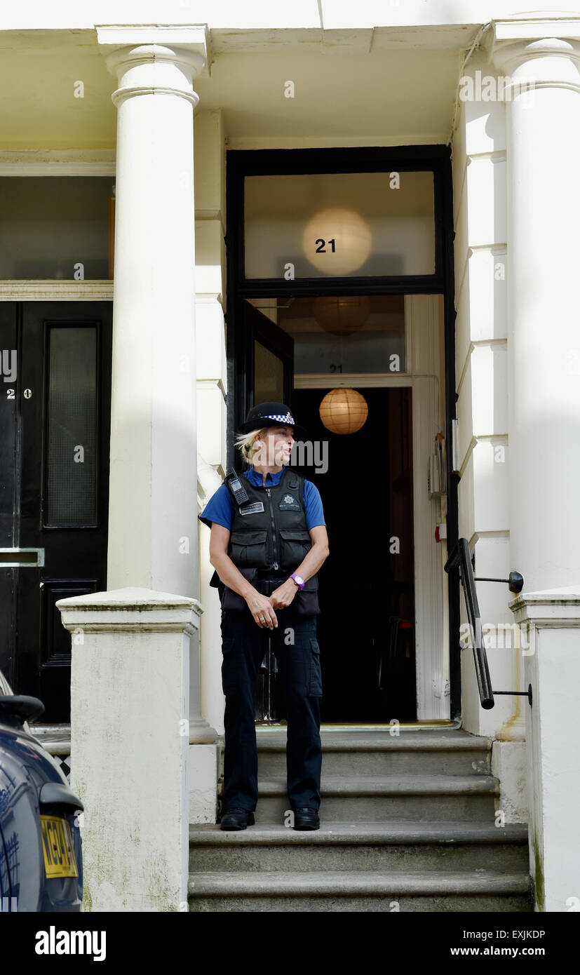 Brighton UK Mardi 14 juillet 2015 - du PCSO lors d'une télévision à Chesham Place de Kemp Town Brighton où un touriste aurait été assassiné . Banque D'Images
