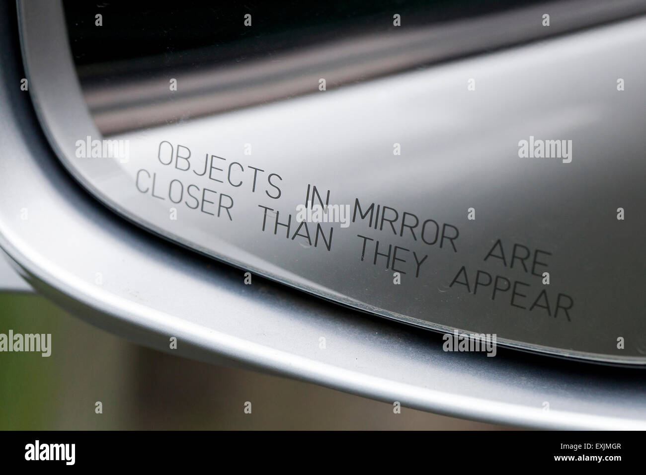 Les objets en miroir sont plus proches qu'ils apparaissent dans le message miroir côté passager de voiture - USA Banque D'Images