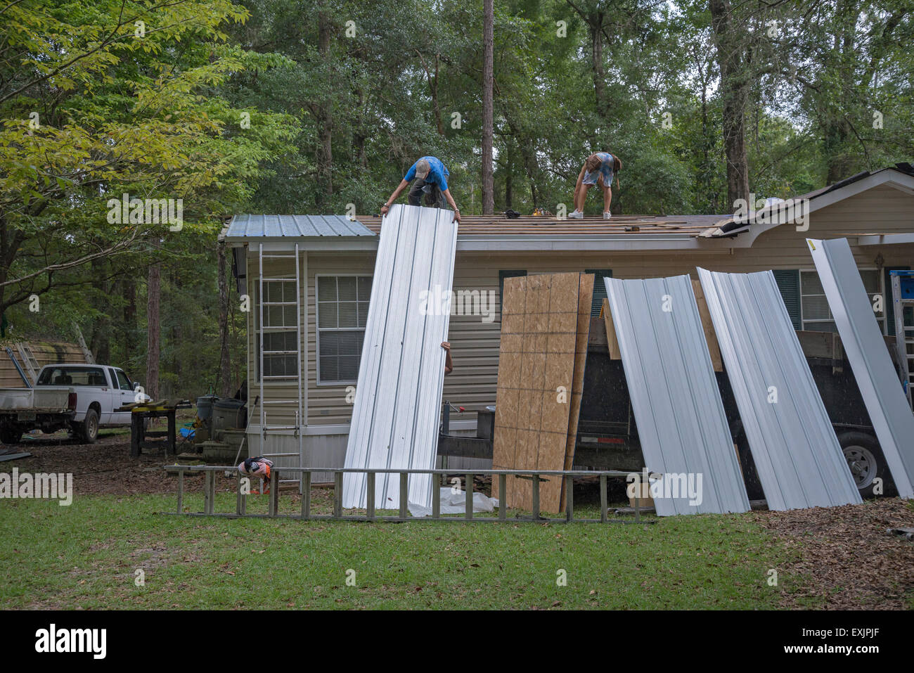Installation d'un nouveau toit métallique sur une maison dans le centre-nord de la Floride. Banque D'Images