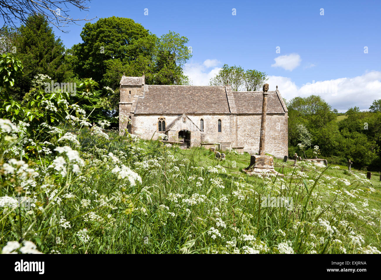 St Michaels church (qui date de Saxon fois) dans le village de Cotswold Duntisbourne Rouse, Gloucestershire UK Banque D'Images