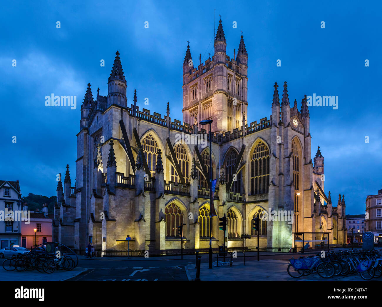 La façade nord de l'abbaye de Bath la nuit, baignoire, Somerset, England, UK Banque D'Images