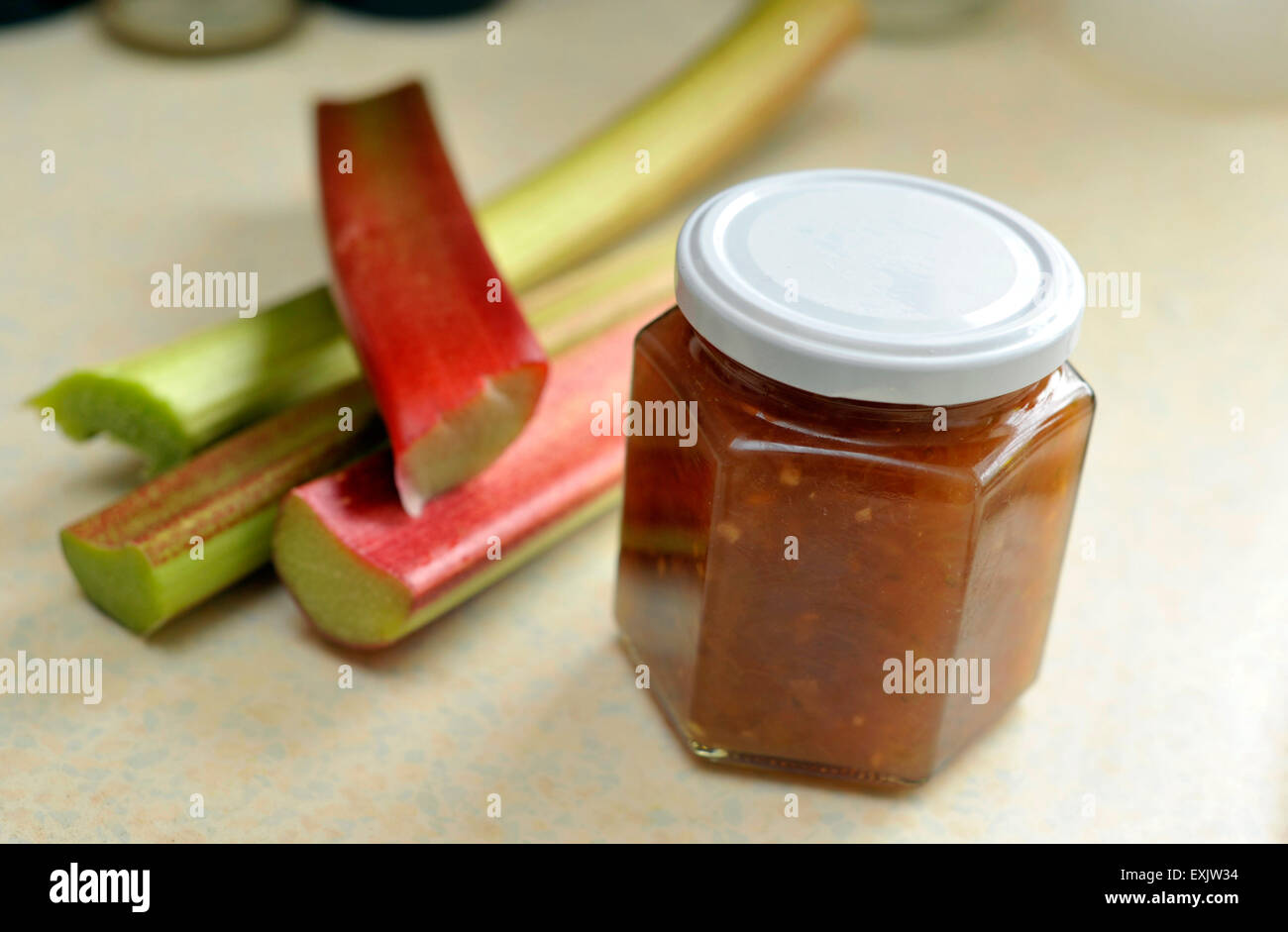 Confiture de rhubarbe fait maison. Banque D'Images