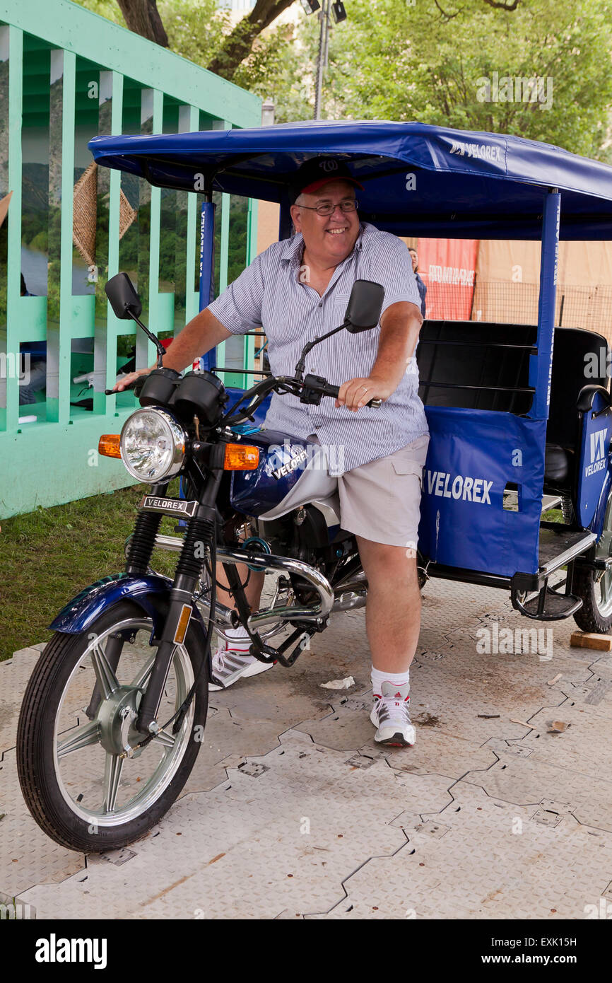 Homme en taxi moto couvert (trike taxi, moto taxi, auto rickshaw) -  Etats-Unis Photo Stock - Alamy