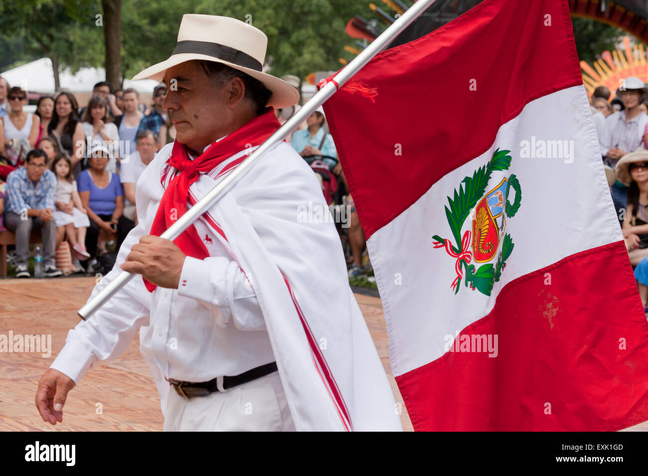 Homme portant un drapeau péruvien Banque D'Images