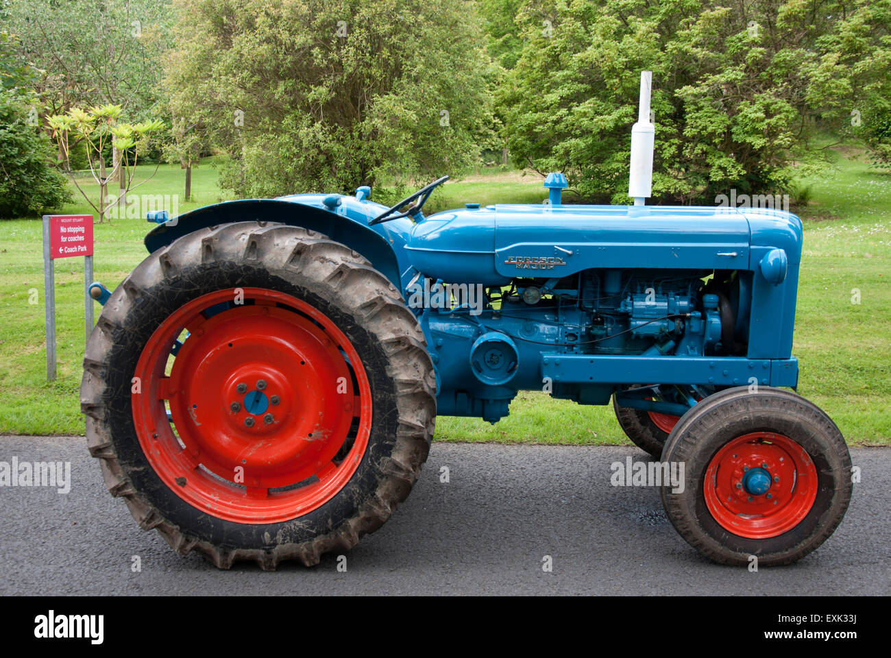 1958 Bleu et Rouge Fordson Tracteur agricole Banque D'Images