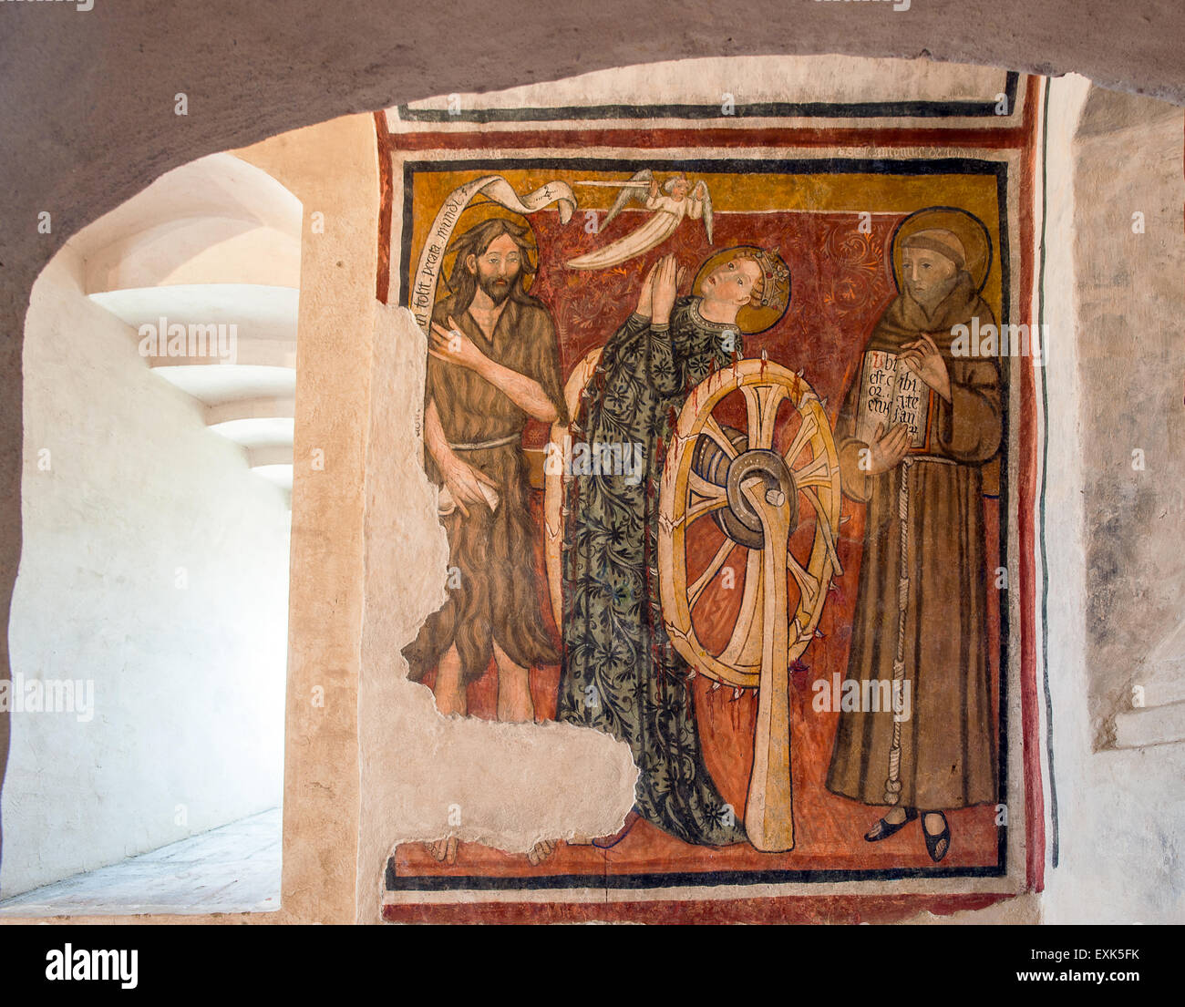 Italie Piémont langhe Patrimoine de Serralunga d'alba le Frescoede château Chapelle XV siècle-de gauche Saint Jean-Baptiste, Sainte Catherine d'alexandrie (avec double roue dentée) et St Antony Banque D'Images