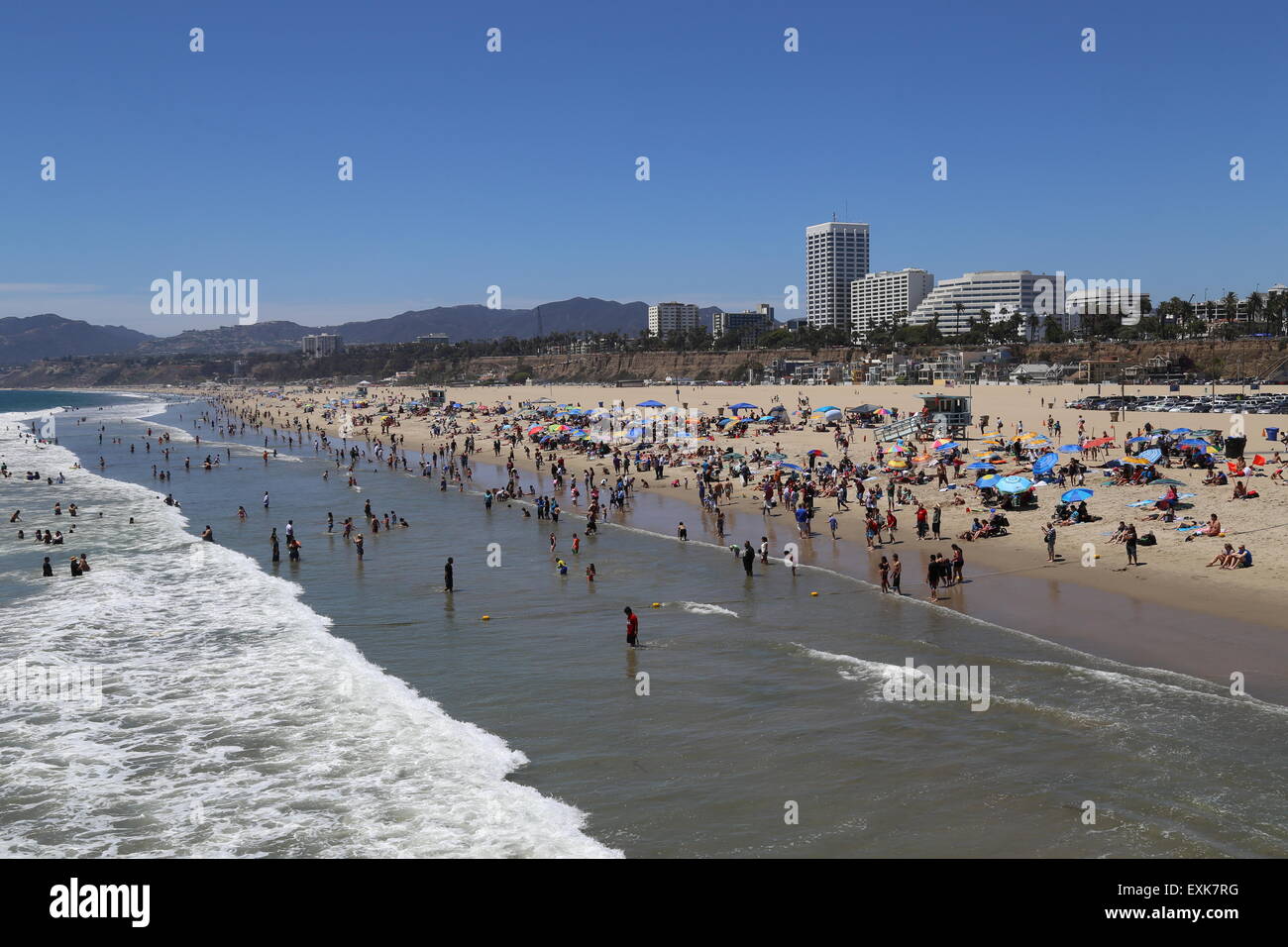 Un grand groupe de personnes se sont réunies à la plage de Santa Monica en Californie au cours de l'été 2015. Banque D'Images