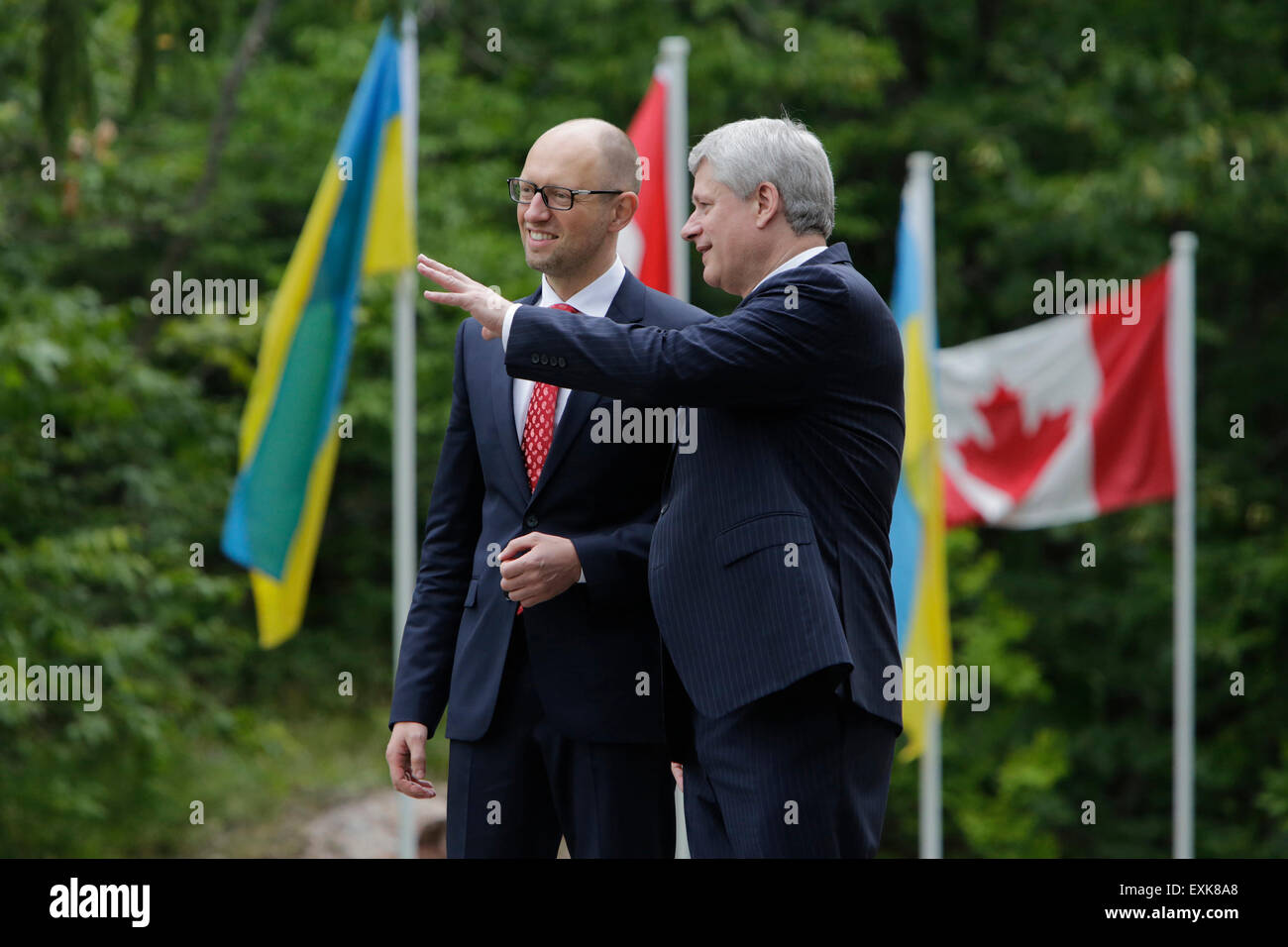 Chelsea. 14 juillet, 2015. Le premier ministre canadien Stephen Harper (R) rencontre avec le Premier ministre ukrainien Arseni Iatseniouk à Chelsea, au Canada le 14 juillet 2015. L'Ukraine et le Canada ont conclu avec succès des négociations sur l'Accord de libre-échange Canada-Ukraine (ALE), le Bureau du Premier Ministre canadien a annoncé. © David Kawai/Xinhua/Alamy Live News Banque D'Images