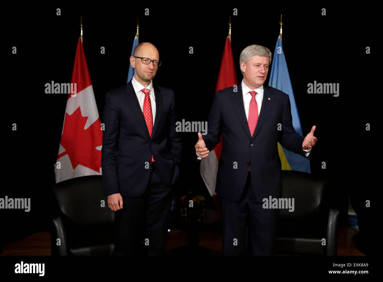 Chelsea. 14 juillet, 2015. Le premier ministre canadien Stephen Harper (R) rencontre avec le Premier ministre ukrainien Arseni Iatseniouk à Chelsea, au Canada le 14 juillet 2015. L'Ukraine et le Canada ont conclu avec succès des négociations sur l'Accord de libre-échange Canada-Ukraine (ALE), le Bureau du Premier Ministre canadien a annoncé. © David Kawai/Xinhua/Alamy Live News Banque D'Images