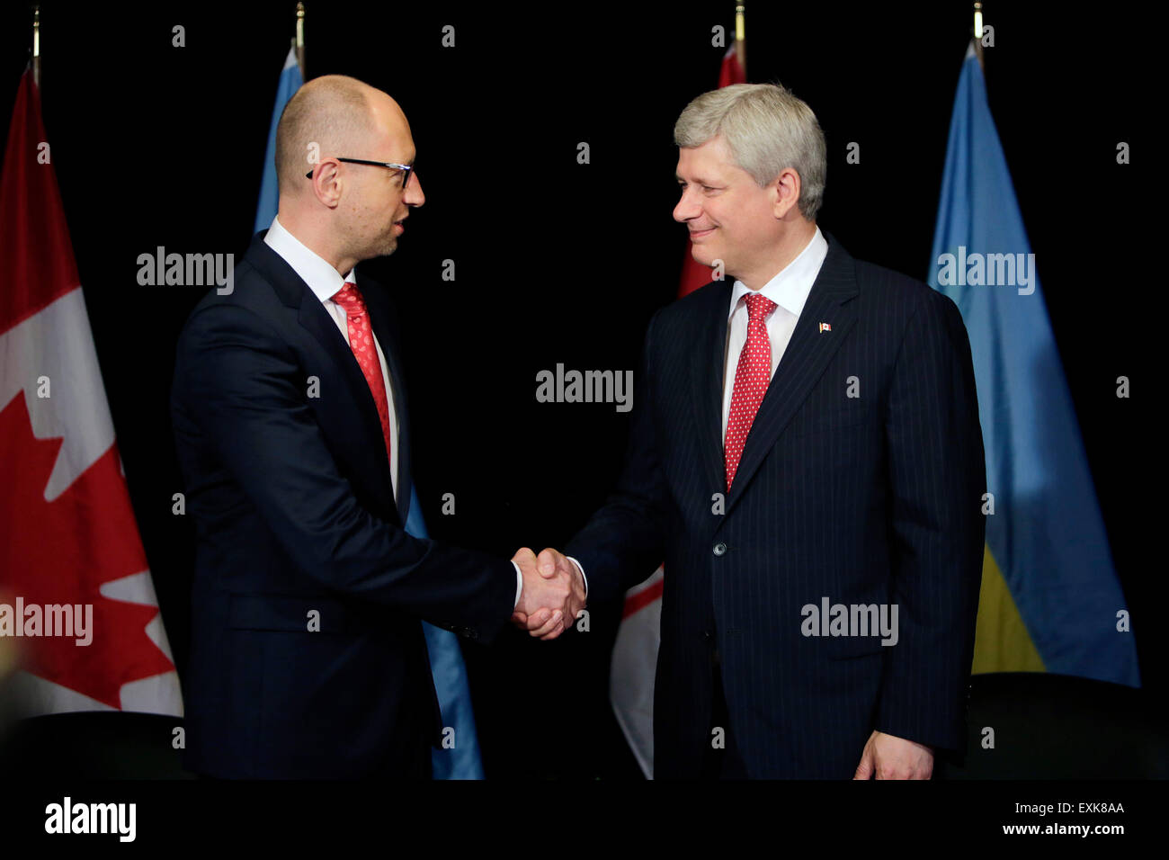 Chelsea. 14 juillet, 2015. Le premier ministre canadien Stephen Harper (R) rencontre avec le Premier ministre ukrainien Arseni Iatseniouk à Chelsea, au Canada le 14 juillet 2015. L'Ukraine et le Canada ont conclu avec succès des négociations sur l'Accord de libre-échange Canada-Ukraine (ALE), le Bureau du Premier Ministre canadien a annoncé. © David Kawai/Xinhua/Alamy Live News Banque D'Images