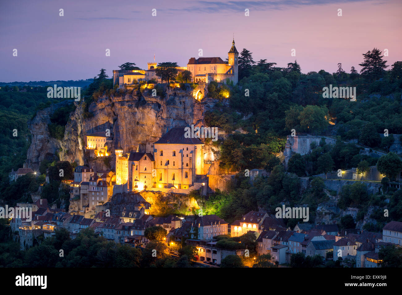 Vue crépusculaire sur la ville médiévale de Rocamadour, département du Lot, midi-Pyrénées, France Banque D'Images Vue crépusculaire sur la ville médiévale de Rocamadour, département du Lot, midi-Pyrénées, France Banque D'Images