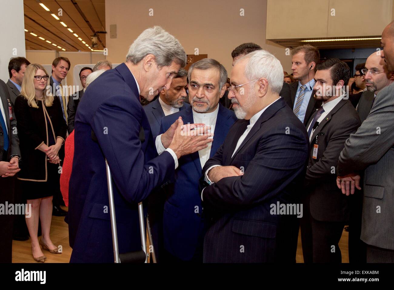 Vienne, Autriche. 14 juillet, 2015. Le secrétaire d'Etat américain John Kerry parle avec Hossein Daniel, le frère du président iranien Hassan Rohani, et Ministre des affaires étrangères Iranien Javad Zarif, avant d'aborder les médias après l'Union européenne, les États-Unis, et le P5 1 Les partenaires sont parvenus à un accord sur un plan pour empêcher l'Iran d'obtenir une arme nucléaire en échange d'un allégement des sanctions, 14 juillet 2015 à Vienne, Autriche. Banque D'Images