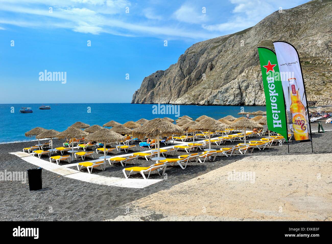 La plage de Kamari Santorini Grèce Banque D'Images