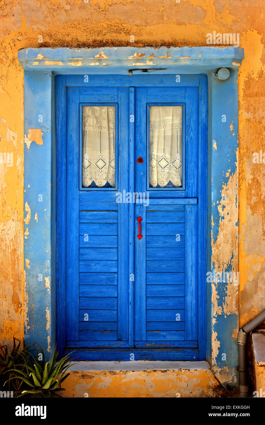Ano Syra porte colorée à ('Ano Syros'), la vieille ville médiévale de l'île de Syros, Cyclades, Mer Égée, Grèce. Banque D'Images