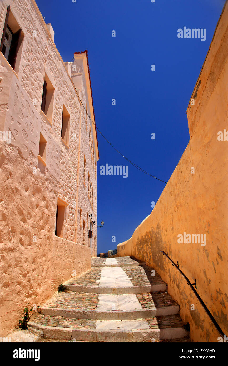 Dans les ruelles pittoresques d'Ano Syra ('Ano Syros'), la vieille ville médiévale de l'île de Syros, Cyclades, Mer Égée, Grèce. Banque D'Images