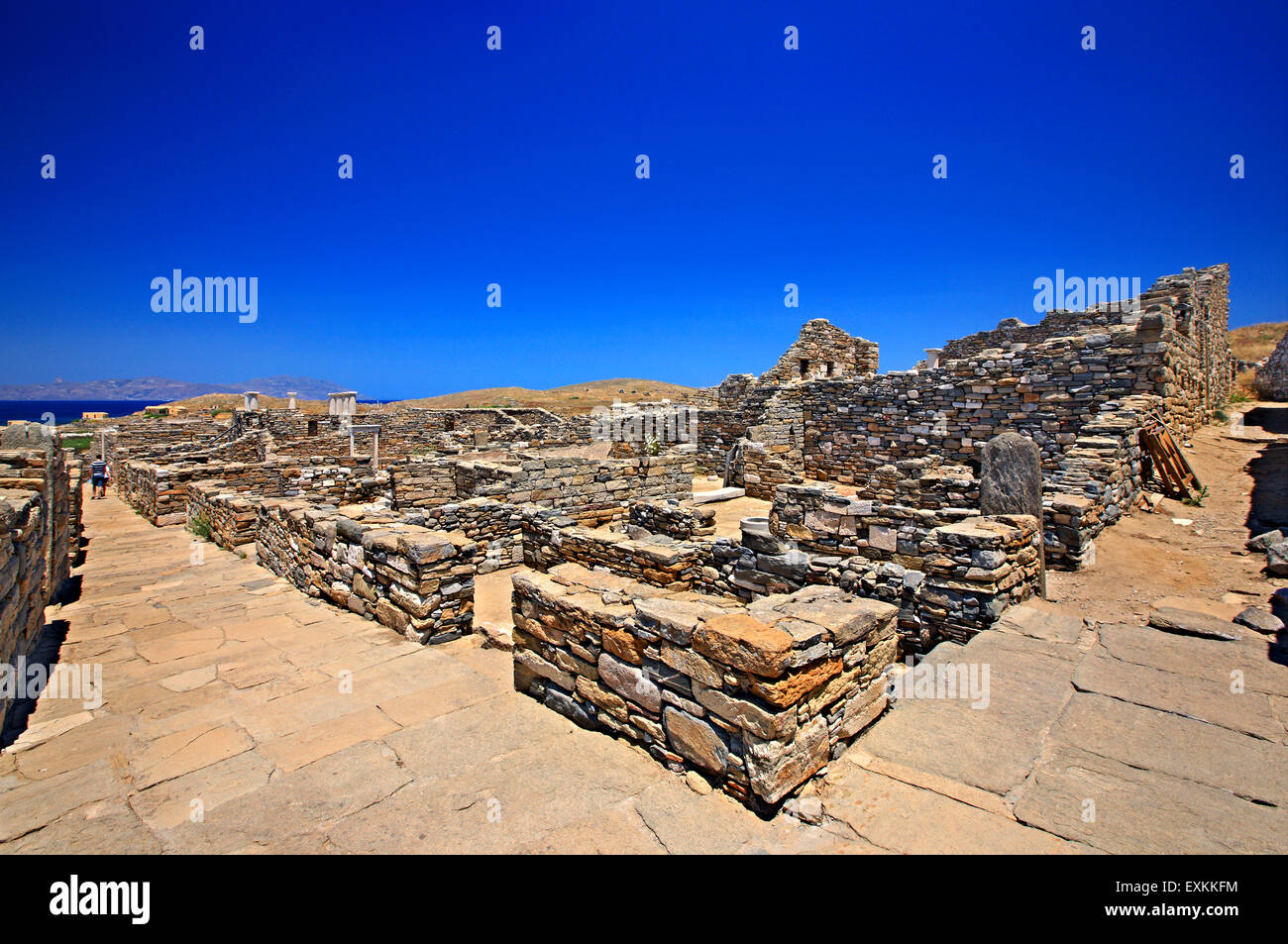 Balade autour de l'ancienne ville dans le site archéologique de "sacré" de l'île de Délos. Cyclades, Grèce. Banque D'Images