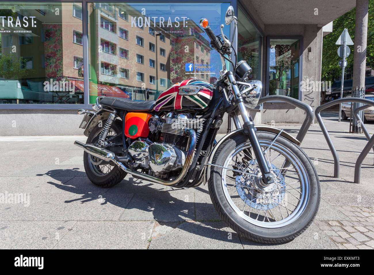 Moto classique Triumph Bonneville T100 dans la ville de Francfort-sur-le-Main. 10 juillet 2015 à Francfort, Allemagne Banque D'Images