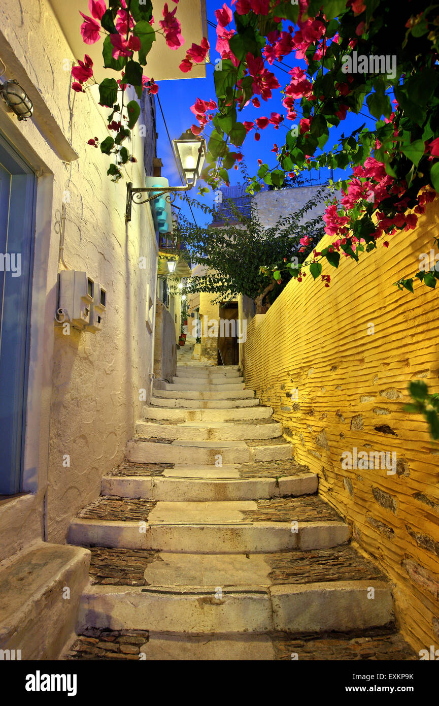 Dans les ruelles pittoresques d'Ano Syra ('Ano Syros'), la vieille ville médiévale de l'île de Syros, Cyclades, Mer Égée, Grèce. Banque D'Images