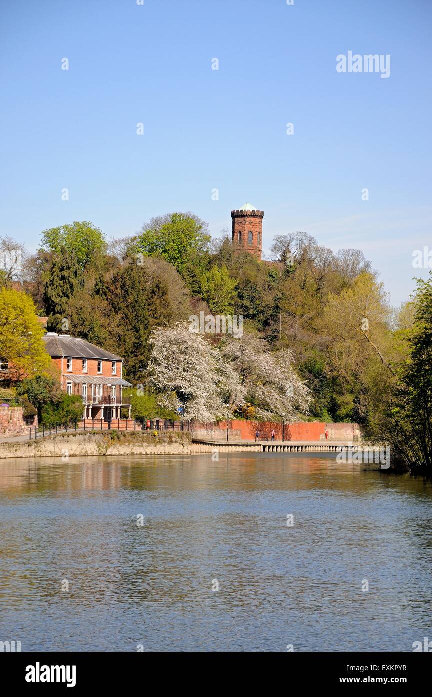 Afficher le long de la rivière Severn et bâtiments du remblai, Shrewsbury, Shropshire, Angleterre, Royaume-Uni, Europe de l'Ouest. Banque D'Images