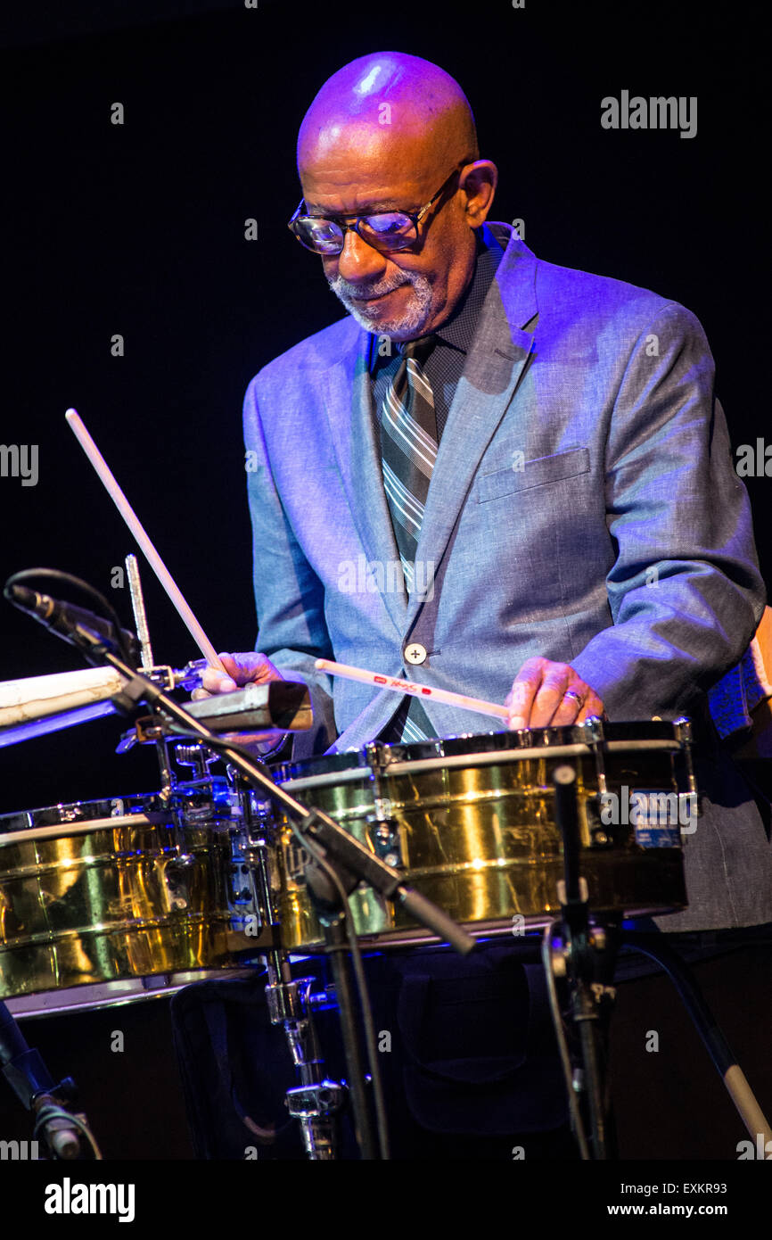 Rho Milan Italie. 14 juillet 2015. Le légendaire groupe cubain de l'ORQUESTA BUENA VISTA SOCIAL CLUB effectue sur scène dans leur tournée d'adieux appelé 'Adios d'' au cours de la 'Villa Arconati Festival' Crédit : Rodolfo Sassano/Alamy Live News Banque D'Images