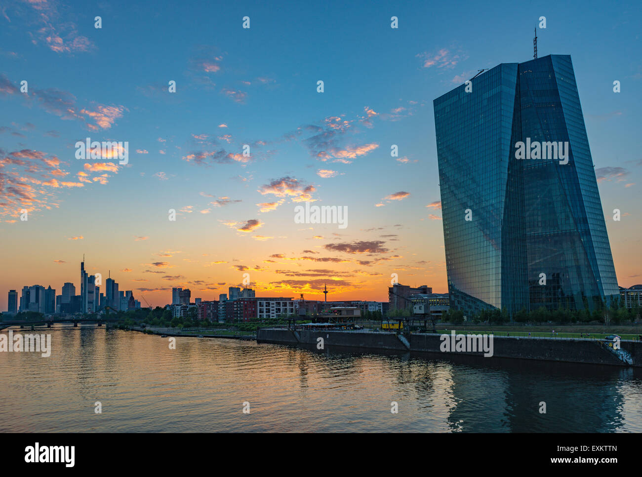 La nouvelle Banque centrale européenne, BCE, en face de la skyline at sunset, Frankfurt am Main, Hesse, Allemagne Banque D'Images