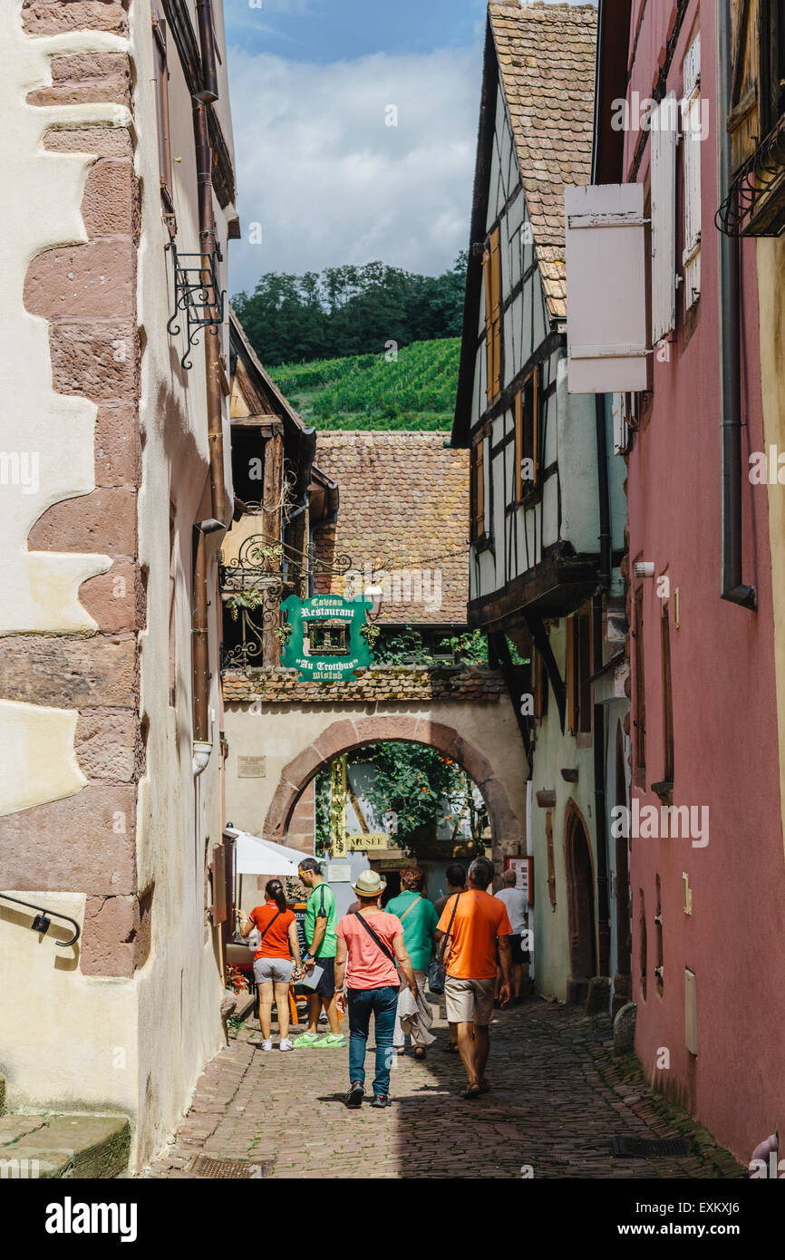 Scène de rue, Rue des Juifs, Riquewihr, Alsace, France Banque D'Images