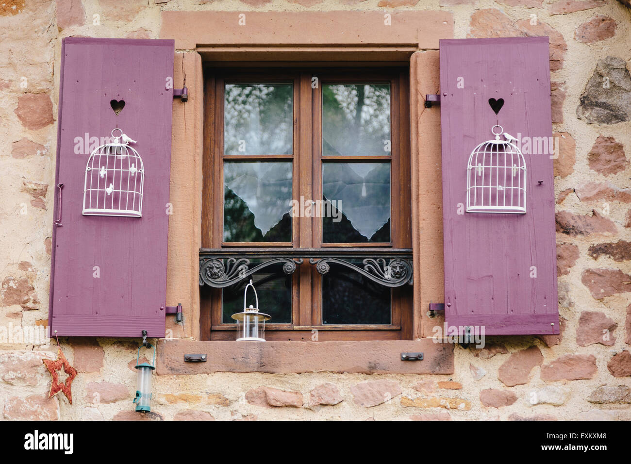 Close-up de fenêtre avec volets violet, Riquewihr, Alsace, France Banque D'Images
