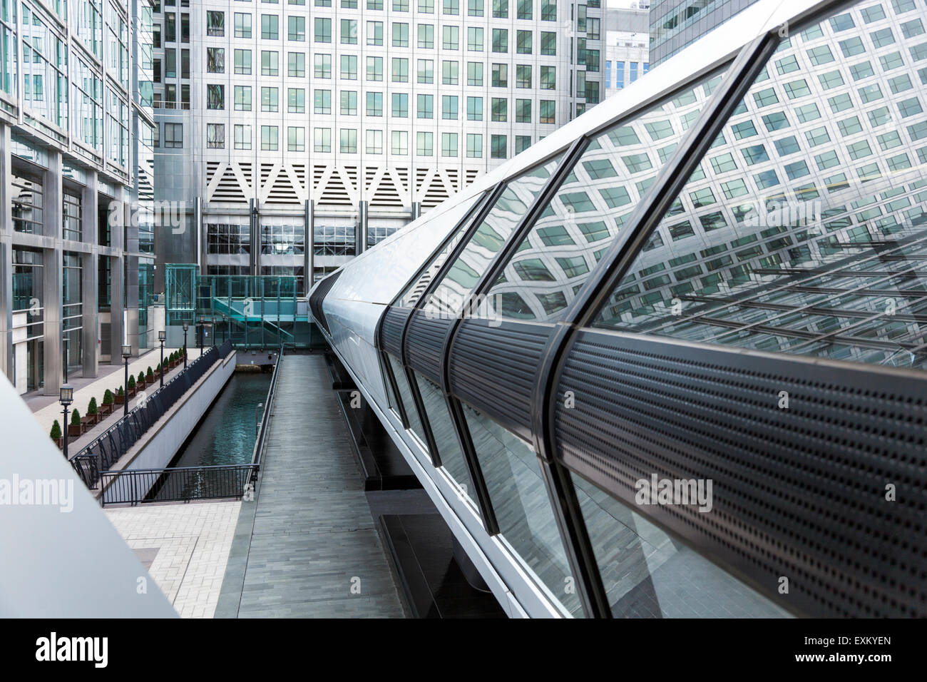 Nouvelle allée menant à la station Canary Wharf Traverse - juillet 2015, Londres, Angleterre Banque D'Images