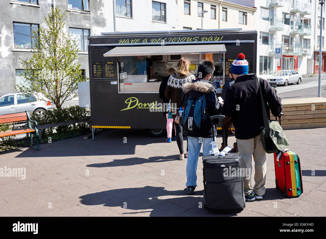 Les touristes en attente à dons donuts stall Reykjavik Islande Banque D'Images