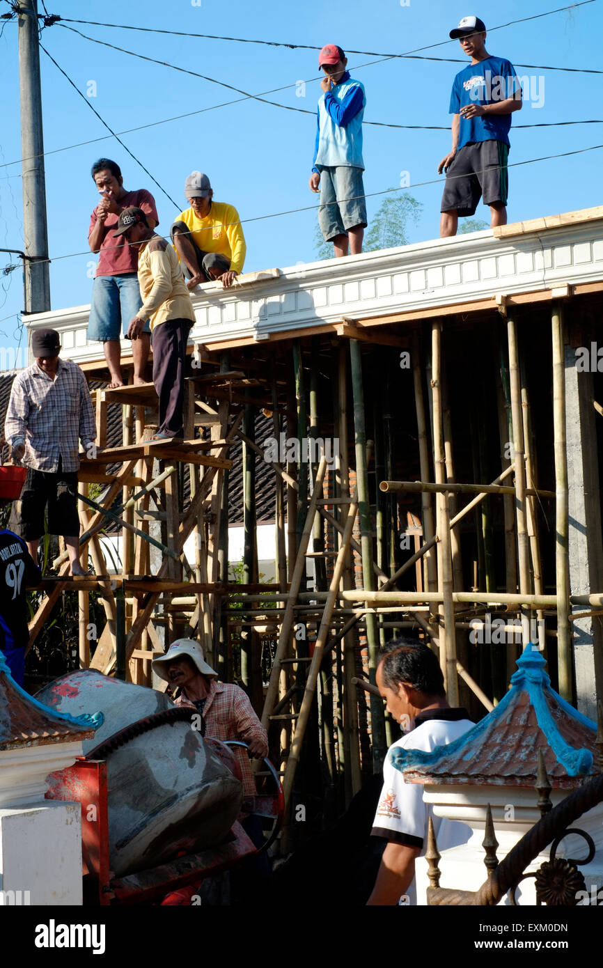 Les villageois de combiner leurs forces pour travailler sur la construction d'une maison neuve à Java en Indonésie Banque D'Images