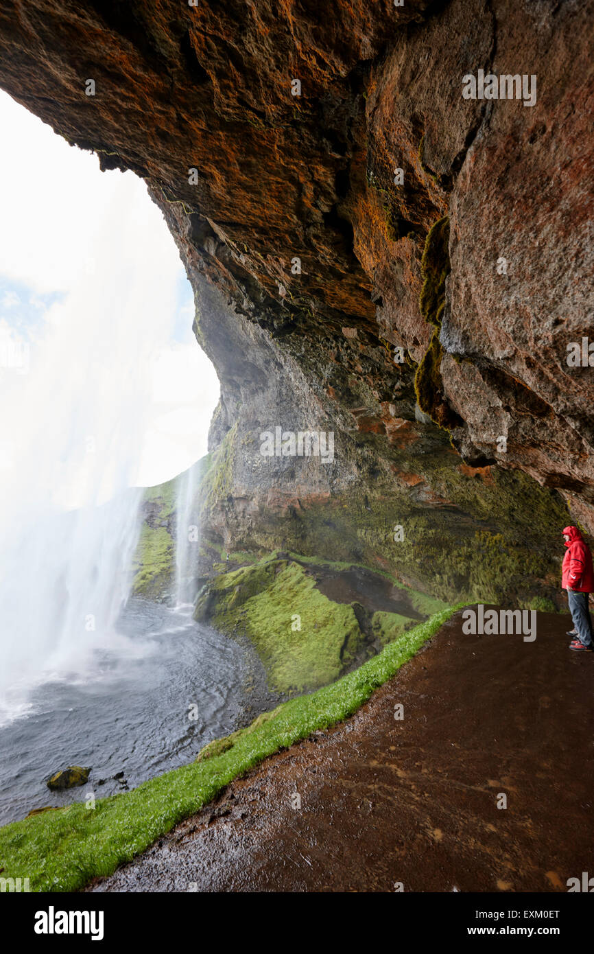 Balades touristiques cascade de Seljalandsfoss derrière l'islande Banque D'Images