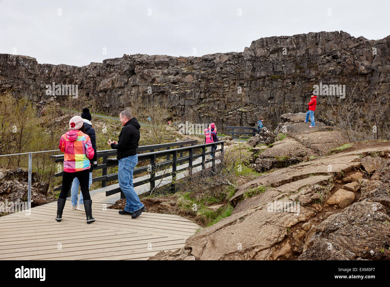 Les touristes à pied à travers la ligne de faille Almannagja dans la dorsale médio-atlantique plaque nord-américaine le parc national de Thingvellir Islande Banque D'Images