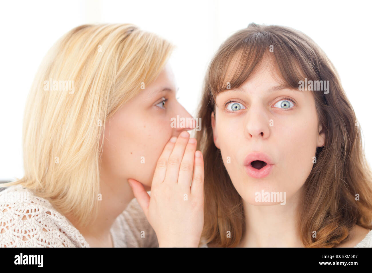 Avis de fille blonde de dire un secret à sa meilleure amie Banque D'Images