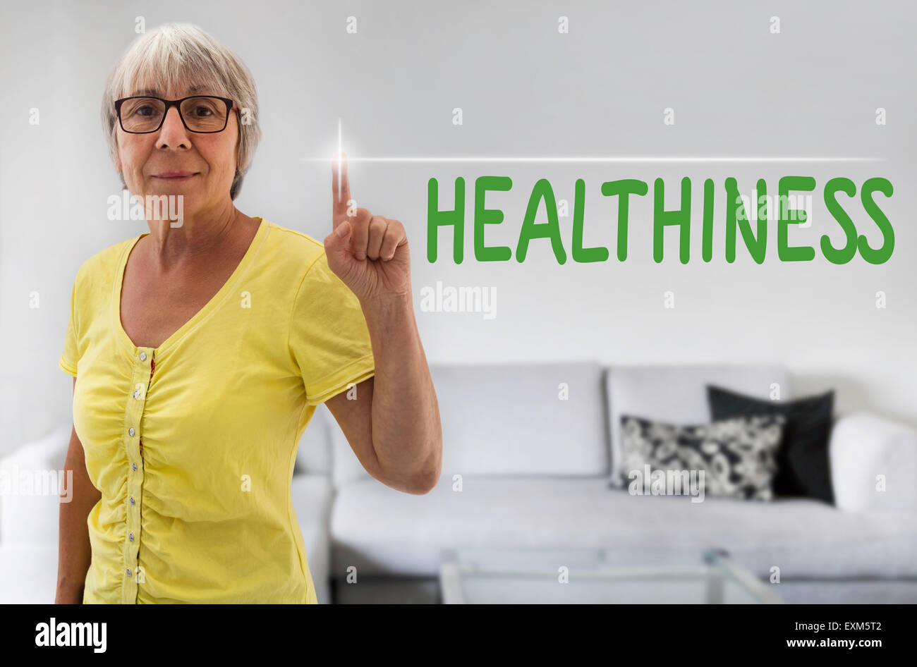 L'écran tactile est illustré par la santé Senior Woman. Banque D'Images