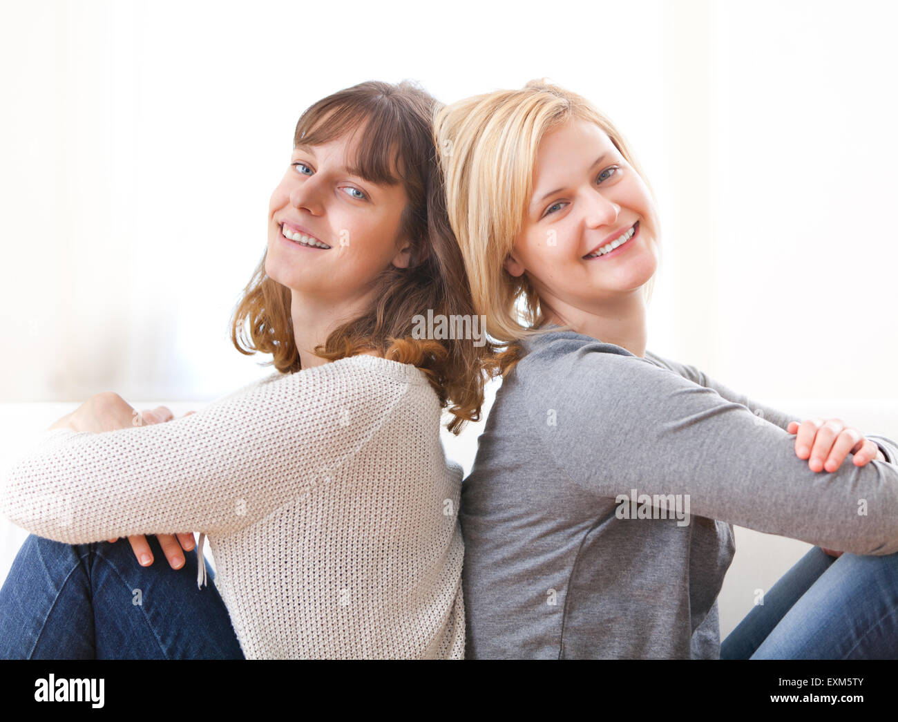 Voir de 2 meilleurs amis sur un canapé Banque D'Images