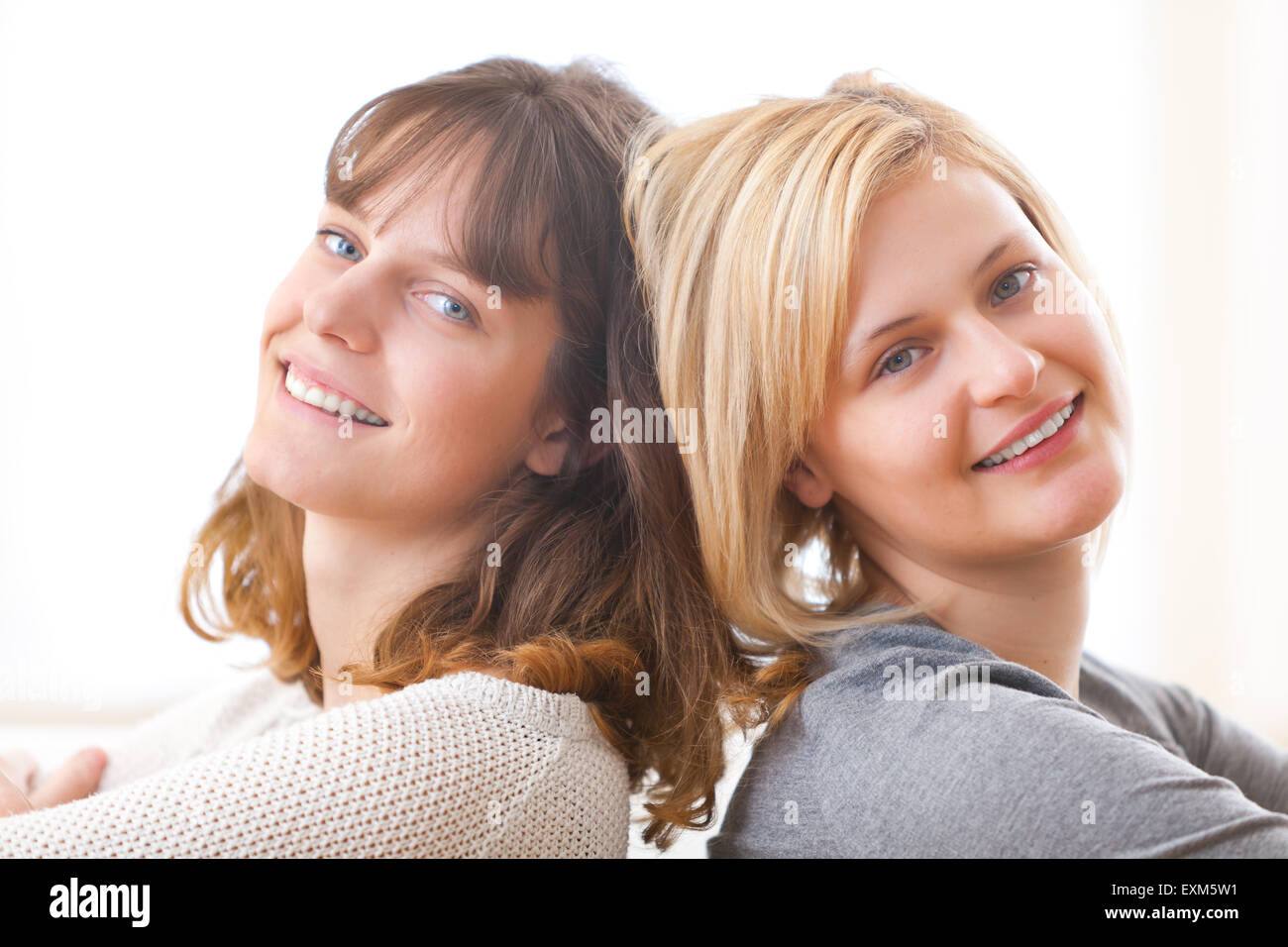 Voir de 2 meilleurs amis sur un canapé Banque D'Images