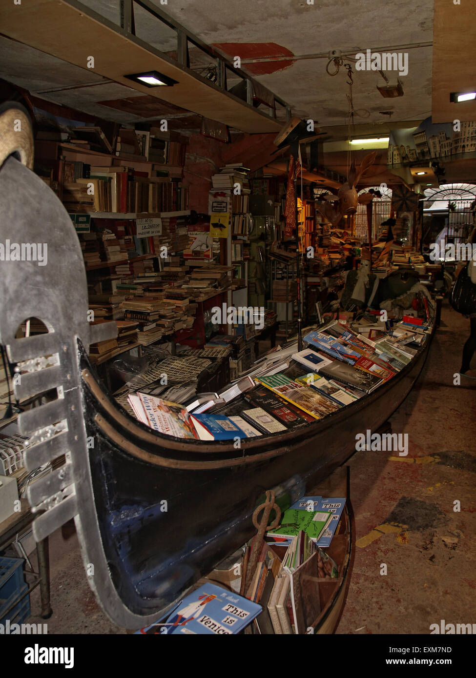 Livres empilés dans une gondole dans la librairie la plus belle bibliothèque  du monde, Libreria Acqua Alta. Venise. L'Italie Photo Stock - Alamy