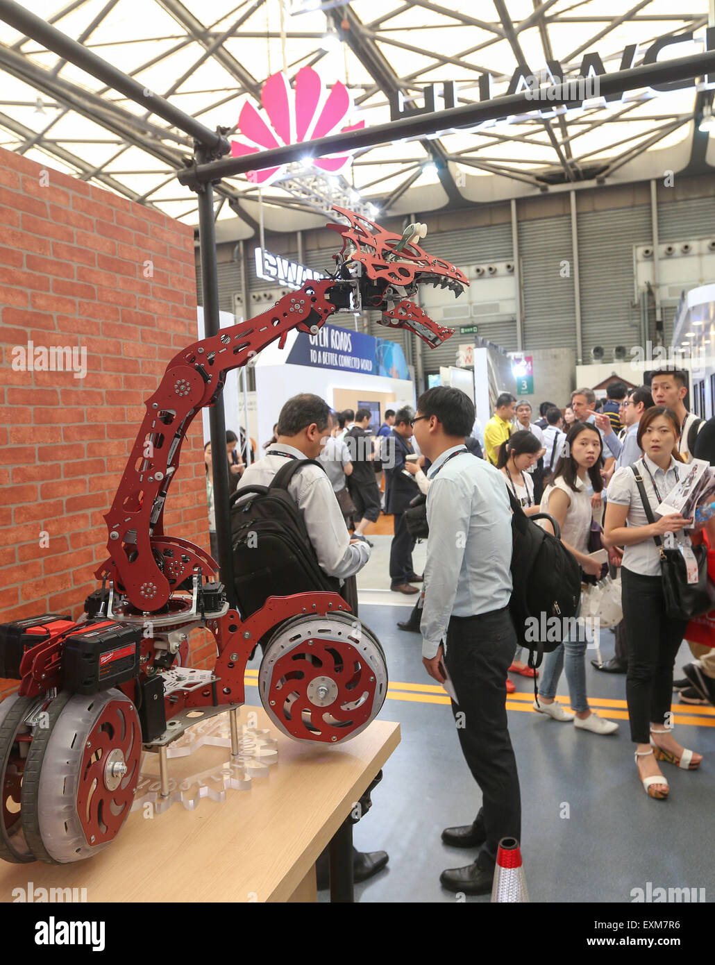 Shanghai, Chine. 15 juillet, 2015. Spectateurs regarder un robot, le Mobile World Congress (MWC) avec le thème de l'Infini Mobile à Shanghai, la Chine orientale, le 15 juillet 2015. © Ding Ting/Xinhua/Alamy Live News Banque D'Images