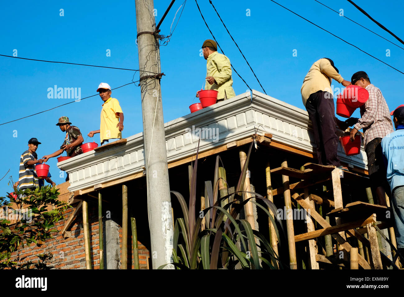 Les villageois de combiner leurs forces pour travailler sur la construction d'une maison neuve à Java en Indonésie Banque D'Images