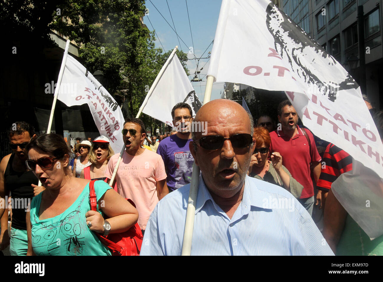 Athènes, Grèce. 15 juillet, 2015. Les manifestants participent à une manifestation contre le nouveau paquet de mesures d'austérité à Athènes, Grèce, le 15 juillet 2015. Credit : Marios Lolos/Xinhua/Alamy Live News Banque D'Images