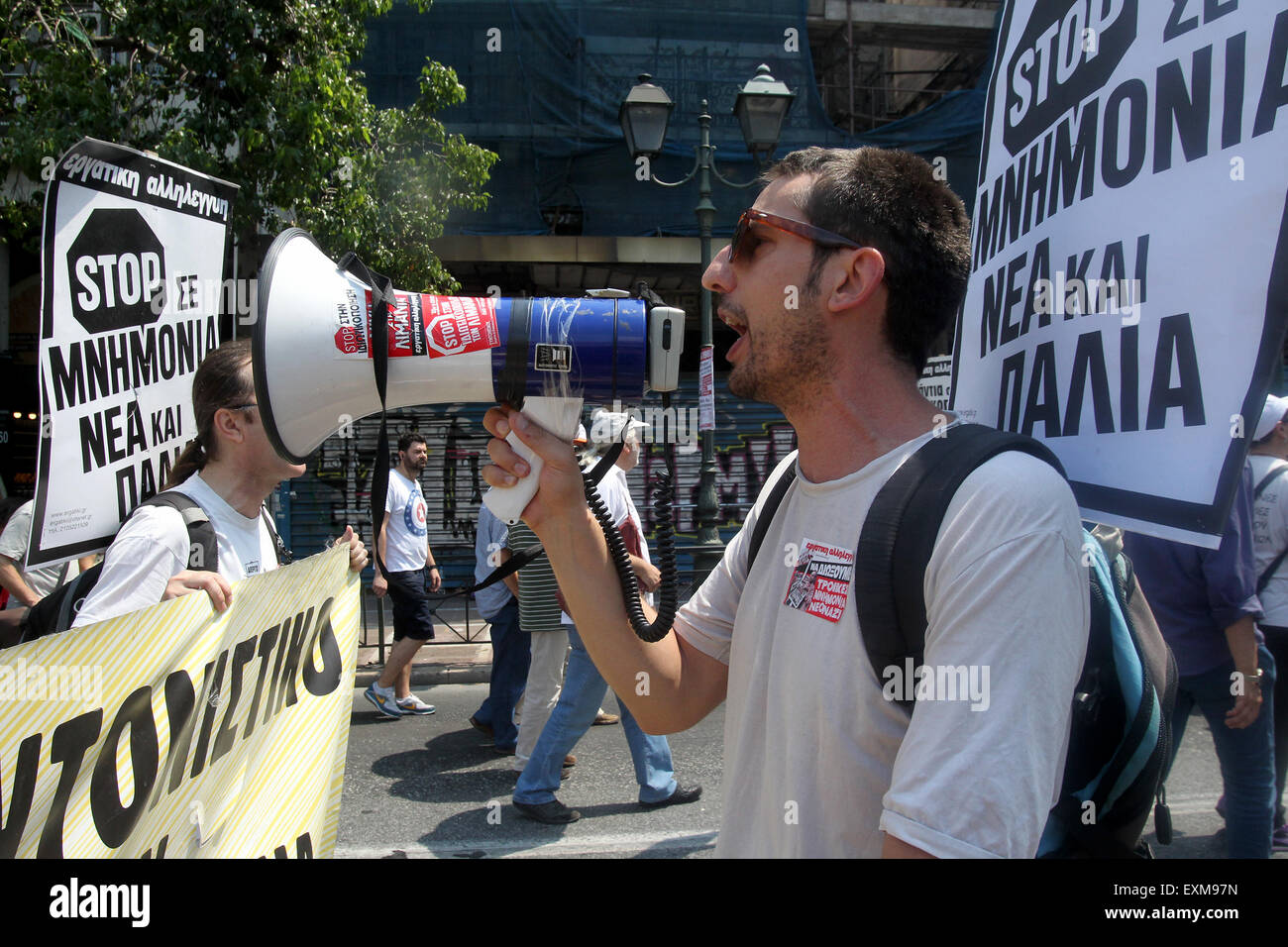 Athènes, Grèce. 15 juillet, 2015. Les manifestants participent à une manifestation contre le nouveau paquet de mesures d'austérité à Athènes, Grèce, le 15 juillet 2015. Credit : Marios Lolos/Xinhua/Alamy Live News Banque D'Images