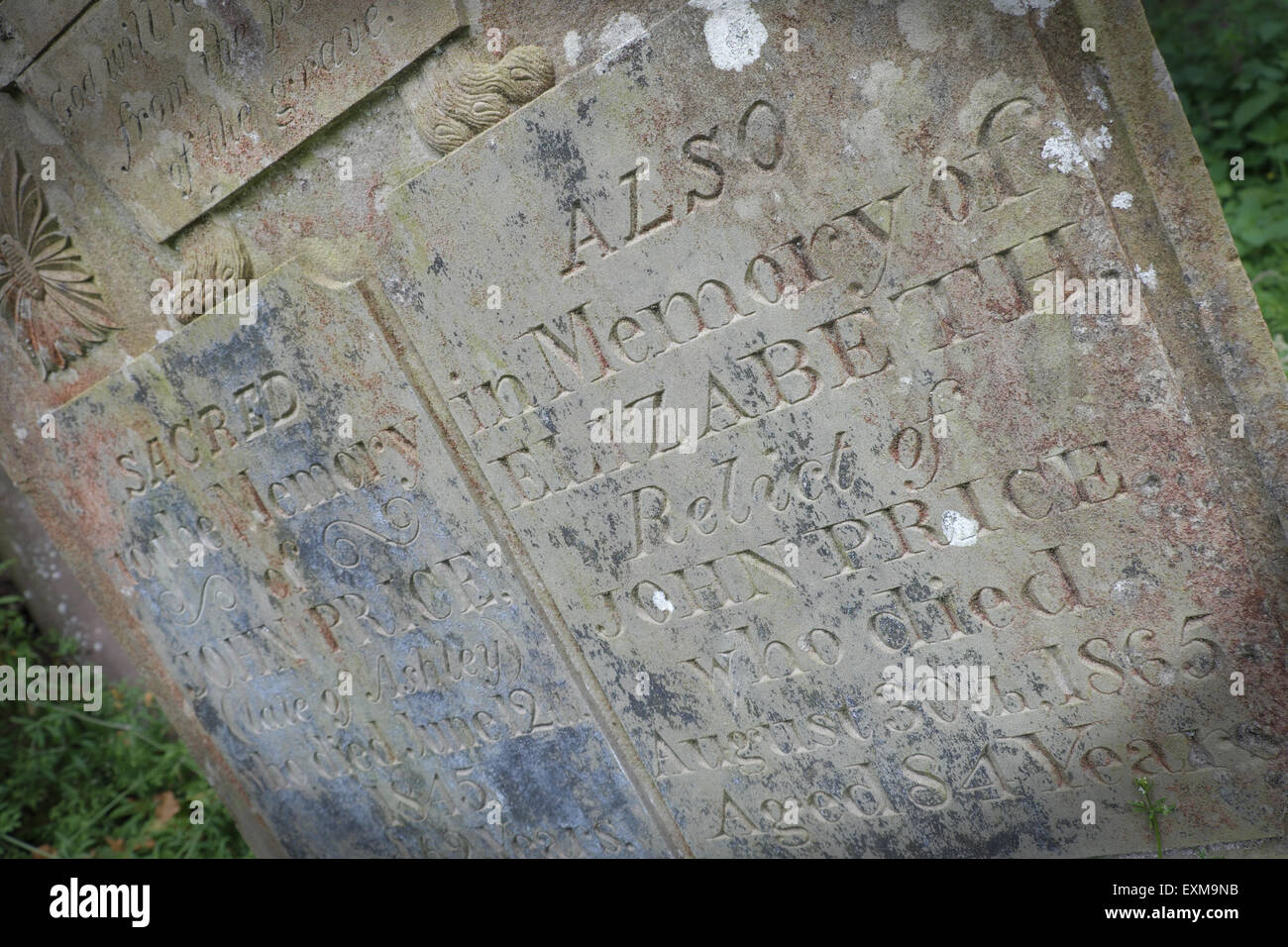 Tombe pierre tombale victorienne datant de 1865 à un cimetière au Pays de Galles, Royaume-Uni Banque D'Images