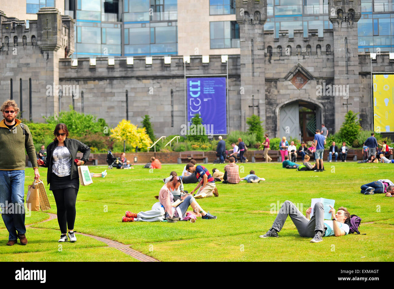 Se détendre dans le Dubh Linn jardins par le château de Dublin en Irlande. Banque D'Images