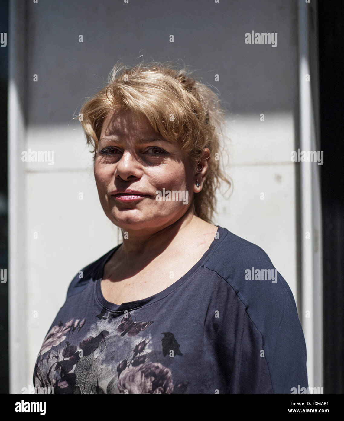 Athènes, Grèce. 01 juillet, 2015. Polina Masuritou attend en face de la succursale d'une banque à Athènes, Grèce, 01 juillet 2015. "L'Europe veut nous conduire dans nos tombes', dit le 62-ans chanteuse soprano qui est, comme tous les retraités, autorisé à se retirer de l'argent en dépit de la soi-disant "Bank Holidays". Photo : Baltagiannis Socrates/dpa/Alamy Live News Banque D'Images