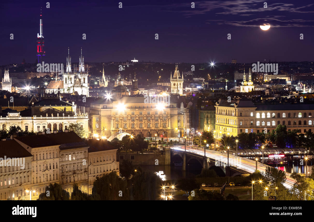 La ville de Prague de nuit à la pleine lune. Banque D'Images